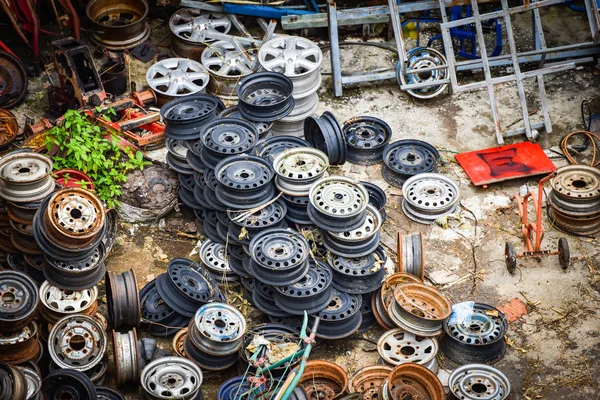 Heap of old rusty metal wheel rims in the car dum wheel vehicle — Stock Photo, Image