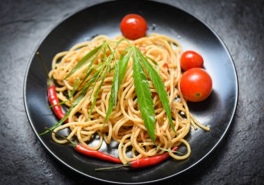 Spagetti makarna ve domates biberve fesleğen ile esrar gıda 