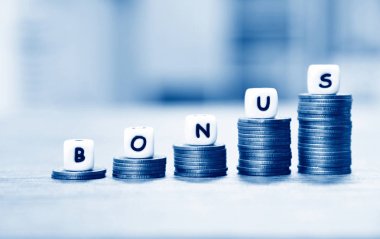 Yıllık bonus konsepti - üst üste yığılmış madeni paraların bonusu.