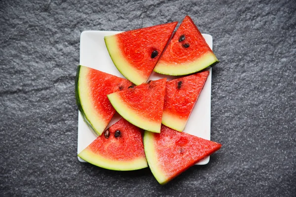 Beyaz tabak yaz meyve karpuz dilimi — Stok fotoğraf