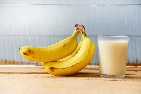 Ahşap cam muz meyve ve süt ile Sağlık gıda — Stok fotoğraf