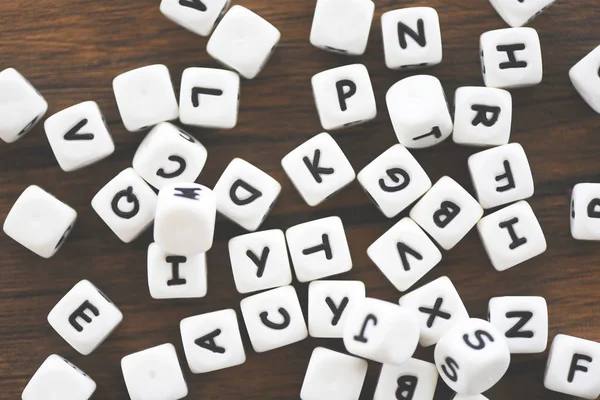 Texto dado cubo concepto - Letra dados alfabeto en backgro de madera — Foto de Stock