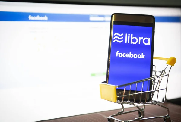 Libra coin blockchain concept mit Smartphone im Warenkorb / — Stockfoto