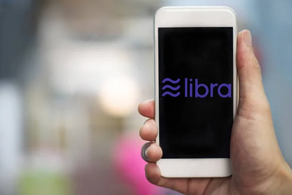 Логотип Libra coin на смартфоне / Новый проект libra a cryptocurren — стоковое фото