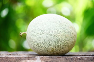 Taze kavun veya ahşap masa üzerinde yeşil kavun kavun ve n