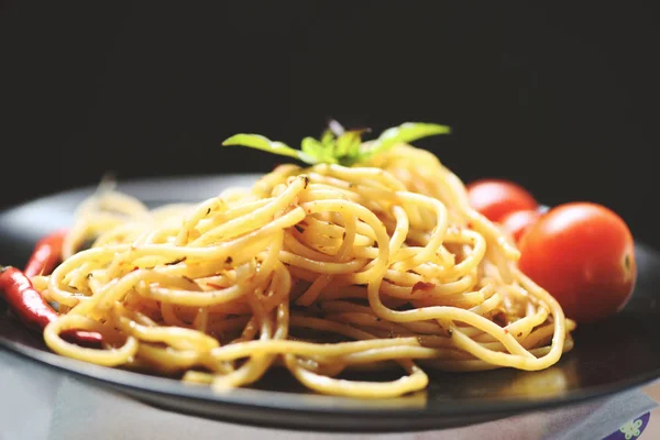 Spageti Pasta dan tomat cabai dan basil daun / Traditiona — Stok Foto