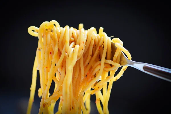 Garpu spageti pada latar belakang hitam gelap - lezat secara tradisional — Stok Foto