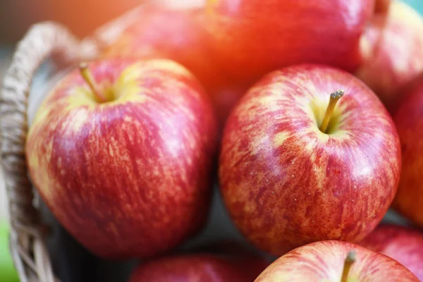 Čerstvě červený jablkový sad-sklízí jablko ve sbírkách košíku f — Stock fotografie