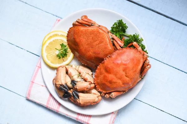 Cooked crab on white plate and wooden background - Seafood boile — Stock Photo, Image
