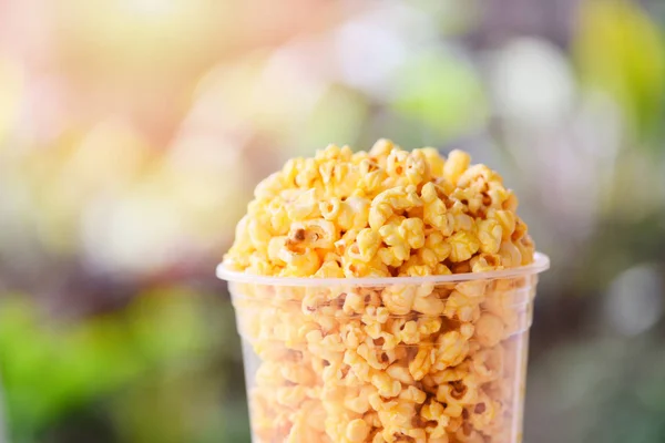 Popcorn in cup and nature green and sunlight backgroubd - Sweet — Stock Photo, Image