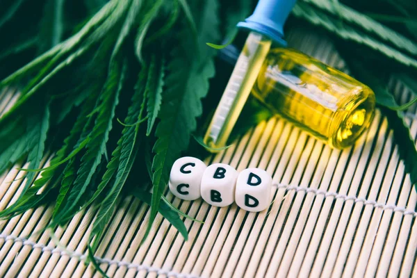 ボトル製品の大麻油木製の背景 - Cbdオイルエクストリクト — ストック写真