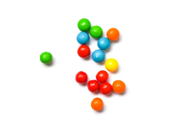 Caramelos de colores - Colorido de pequeños chocolates dulces en ba blanca —  Fotos de Stock