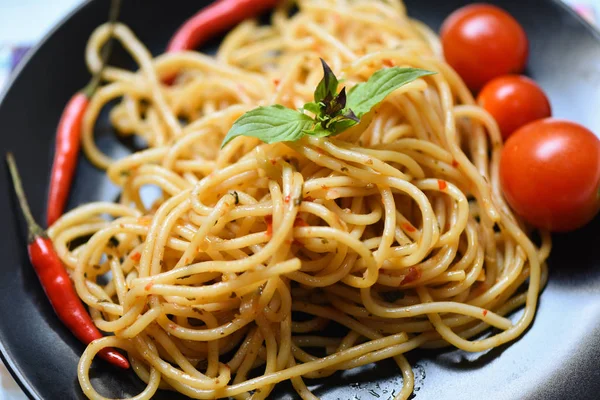 Spaghetti Pasta dan tomat cabe dan kemangi meninggalkan sayuran  - — Stok Foto