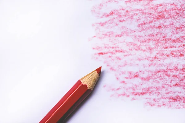 Textura de lápiz de madera con dibujos en rojo cian sobre papel blanco — Foto de Stock