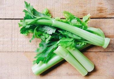 Kereviz çubukları ve yaprak taze sebze - Kereviz sapı demet o