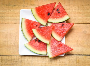 Ahşap beyaz tabak yaz meyve üzerinde Karpuz dilimi 