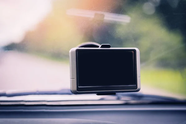 Kamera samochodowa z nawigatorem samochodowym GPS na szkle — Zdjęcie stockowe