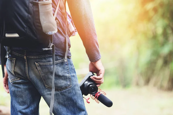 Gezgin adam holi doğa ormanı turist kamera tutan — Stok fotoğraf