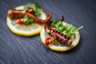 Koyu tabakta limon otlar ve baharatlar ahtapot salatası - Tentacle