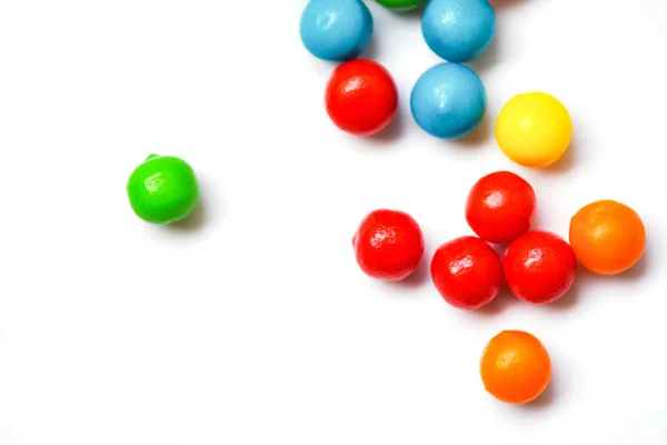 Bonbons colorés - Coloré de petits chocolats bonbons sur ba blanc — Photo