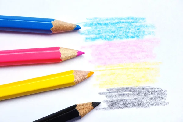 Concepto cmyk - textura de crayón de madera con magenta rojo azul cian — Foto de Stock