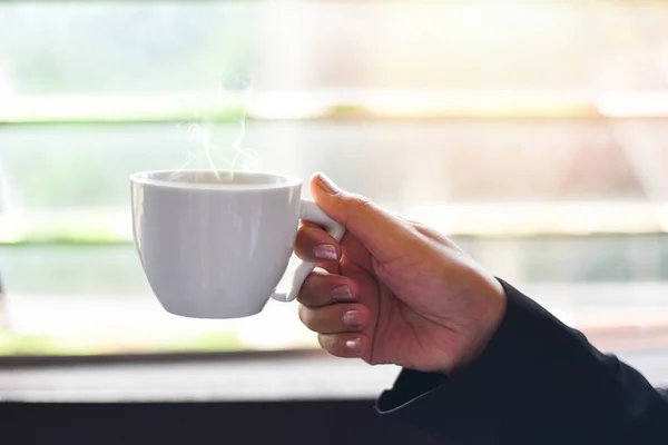 Elinde beyaz kahve fincanı , yakın - İş kadını cof tutan — Stok fotoğraf