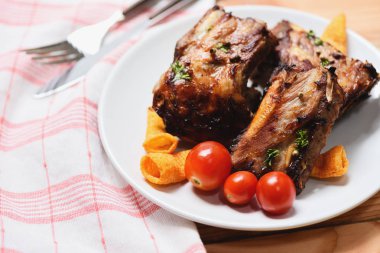 tabak se üzerinde domates otlar ve baharatlar ile ızgara bbq domuz kaburga