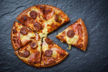 Koyu arka plan / lezzetli lezzetli fast food itali pizza dilimi