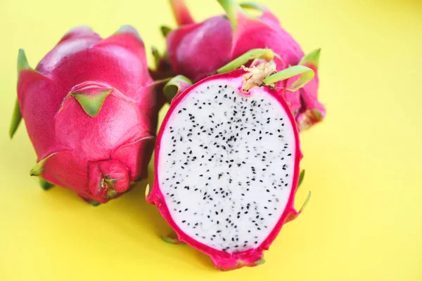 Fetta di frutta del drago su sfondo giallo / pitaya fresca estate tr — Foto Stock