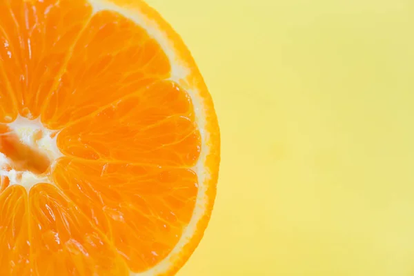 Orange slice på gul bakgrund/närbild av färsk apelsin fru — Stockfoto