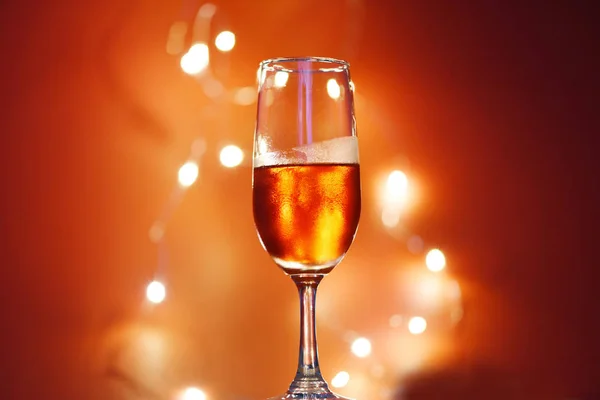 Champagne glas op tafel tegen wazige lichten achtergrond-per — Stockfoto