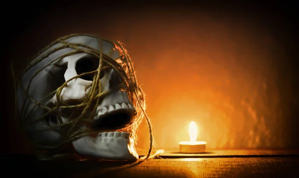 Totenkopf Stillleben - menschlicher Schädel mit Seil um den Hals verziert bei hal — Stockfoto
