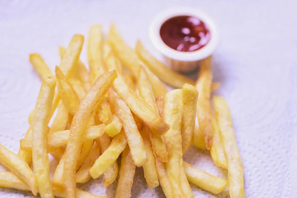 Hasábburgonyával fehér papírra ketchup a Dining — Stock Fotó