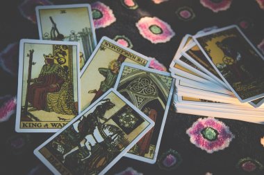 tarot okumaları için tarot kartları psişik yanı sıra kehanet