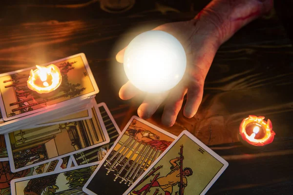 Tarot kártyák és a kristály labdát olvasó pszichés a zombi kézzel cand — Stock Fotó