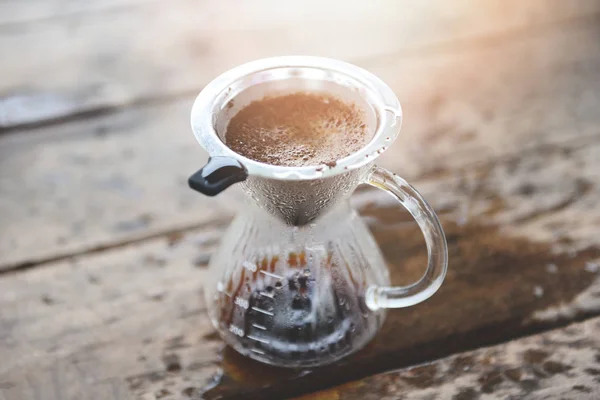Damla kahve barista filtreli demleme üzerine su dökerek - fincan yapmak — Stok fotoğraf