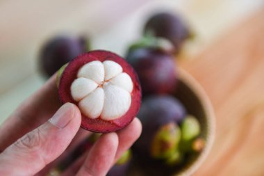 Elinde Mangosteen soyulmuş yaz meyve / Taze mangosten g