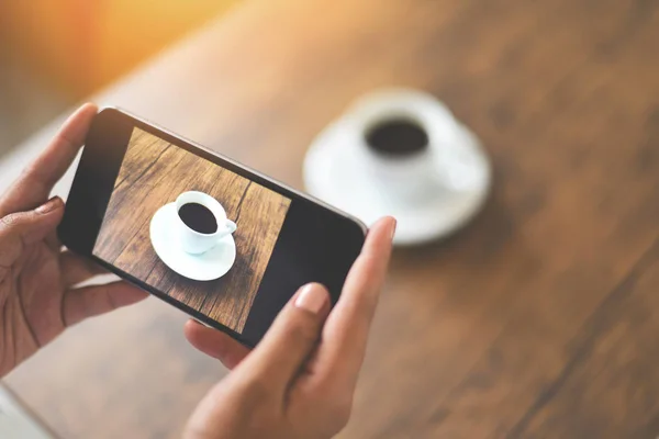 Scatta foto tazza di caffè con fotocamera smartphone per l'uso technolog — Foto Stock