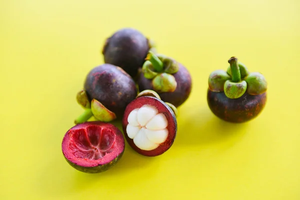 Μανγκόστιν αποφλοιωμένα φρούτα του καλοκαιριού σε κίτρινο φόντο-φρέσκο Μανγκ — Φωτογραφία Αρχείου