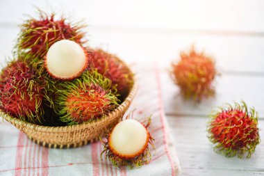 Rambutan masa arka planda bir sepet içinde soyulmuş - Taze rambutan