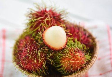 Rambutan masa arka planda bir sepet içinde soyulmuş - Taze rambutan