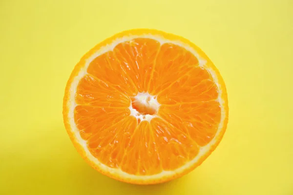 Φέτα πορτοκαλί σε κίτρινο φόντο/φράχω φρέσκο πορτοκαλί FRU — Φωτογραφία Αρχείου