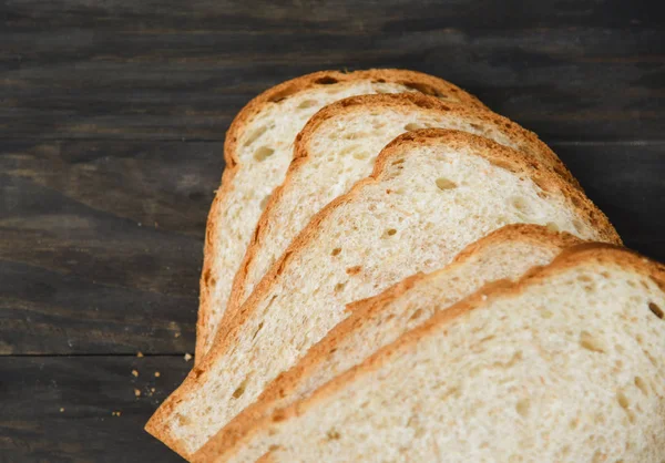 Szeletelt kenyér közelről felülnézetben-teljes kiőrlésű kenyér, fa — Stock Fotó