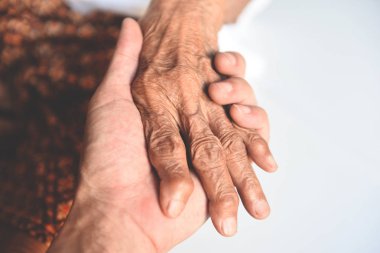 Kıdemli hasta ve hemşire - Nabız ölçümü elle kontrol h