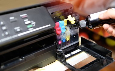 ofiste mürekkep tankı yazıcısını yeniden doldurun - Yazıcı kartuşu i'yi kapatın