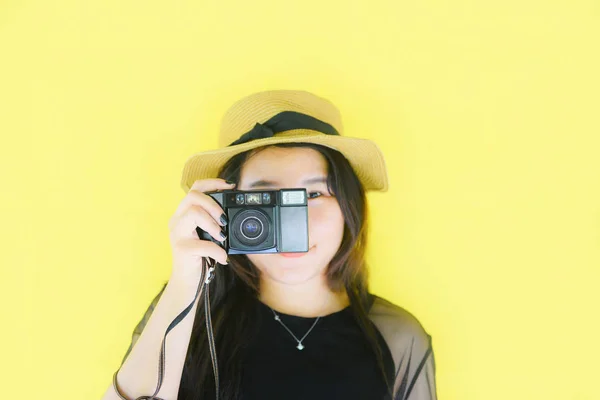 Vrolijke jonge Aziatische vrouw portret mode glimlachend en neem pic — Stockfoto