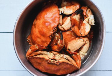 Gemi pot üzerinde pişmiş yengeç-deniz ürünleri haşlanmış kırmızı taş yengeç