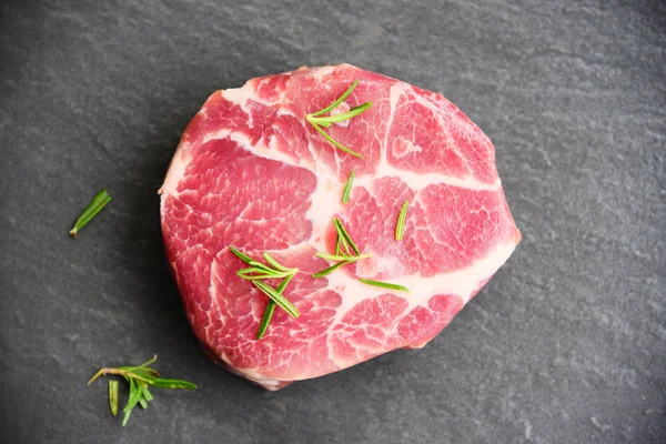 Carne de cerdo cruda - Filete fresco listo para asar con especias de romero —  Fotos de Stock