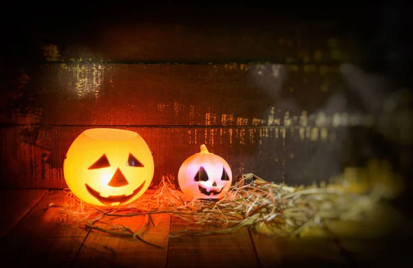 Хэллоуин тыквенный фонарь с сухой соломой на деревянной - голова валет о — стоковое фото