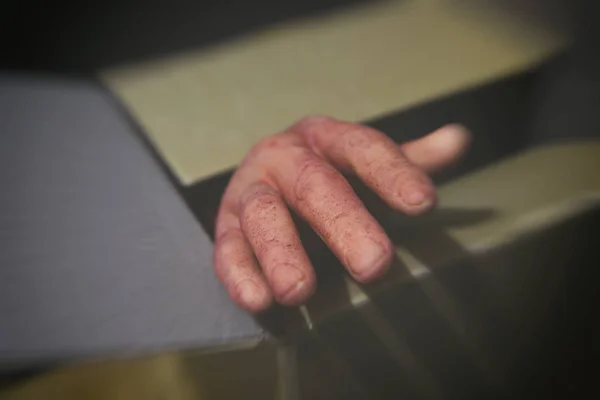 Зомбі рука Хеллоуїн тикати з коробки в покинутому будинку в Ні — стокове фото